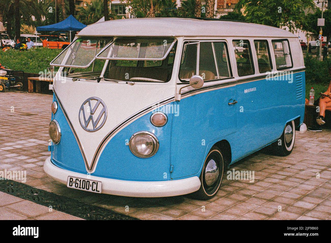 Belle fourgonnette classique dans la rue. Volkswagen T1 Banque D'Images