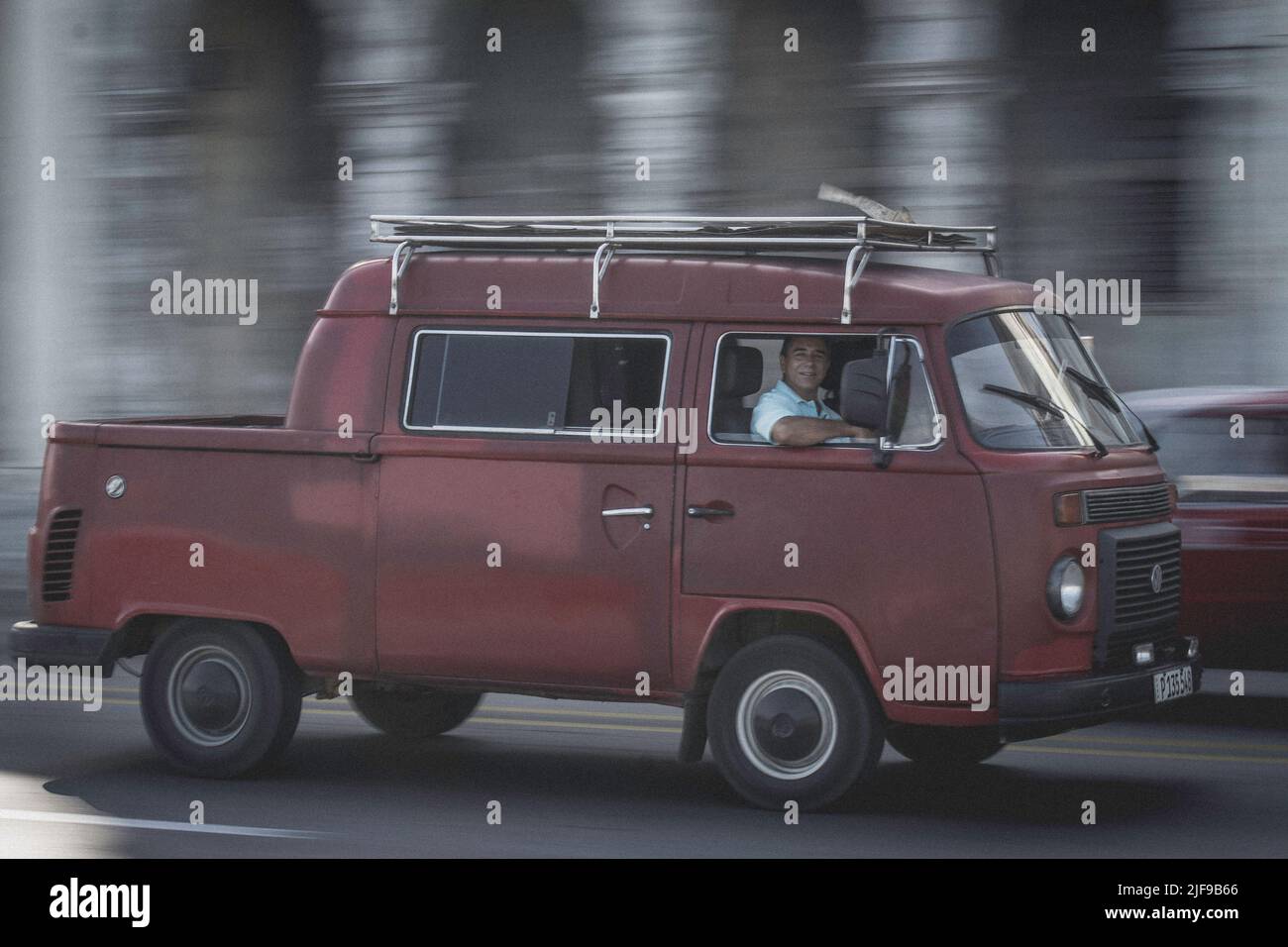 Belle fourgonnette classique dans la rue. Volkswagen T2 Banque D'Images