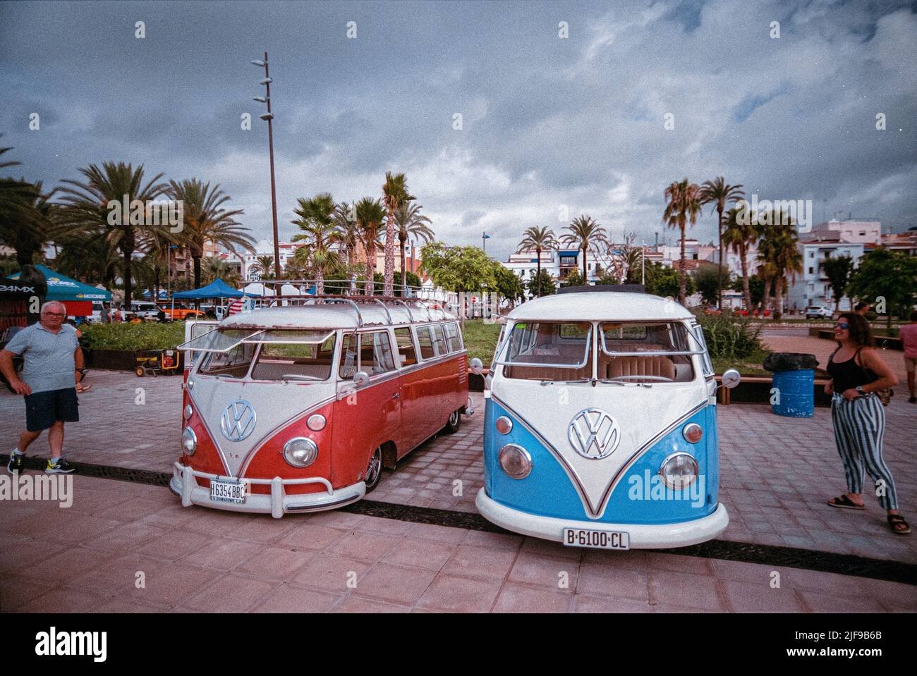 Belle fourgonnette classique dans la rue. Volkswagen T1 Banque D'Images