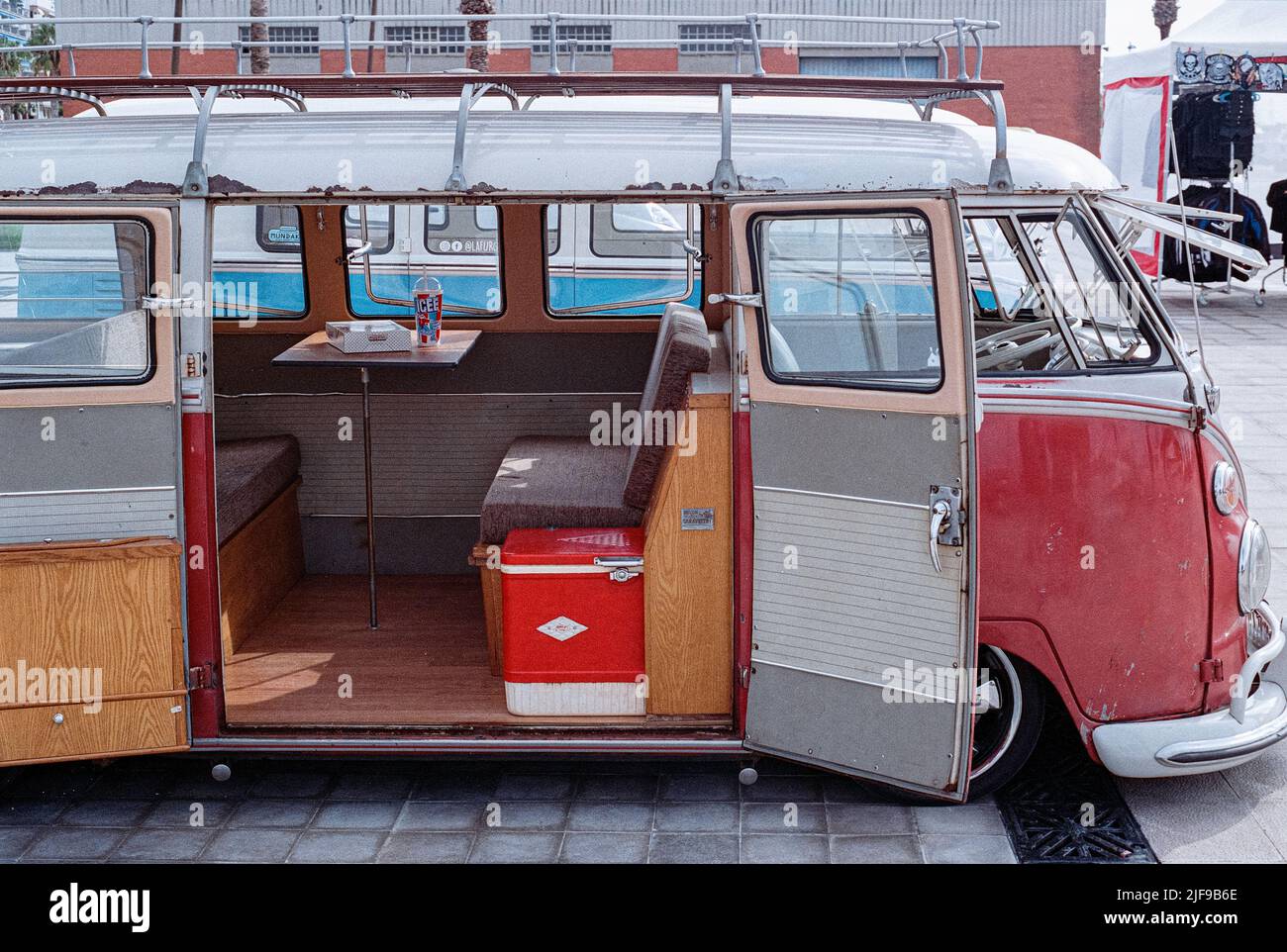 Belle fourgonnette classique dans la rue. Volkswagen T1 Banque D'Images