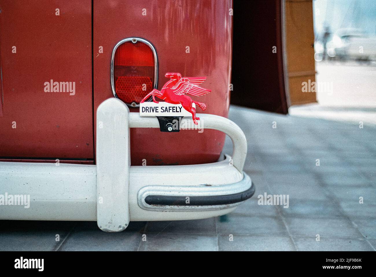 Belle fourgonnette classique dans la rue. Volkswagen T1 Banque D'Images