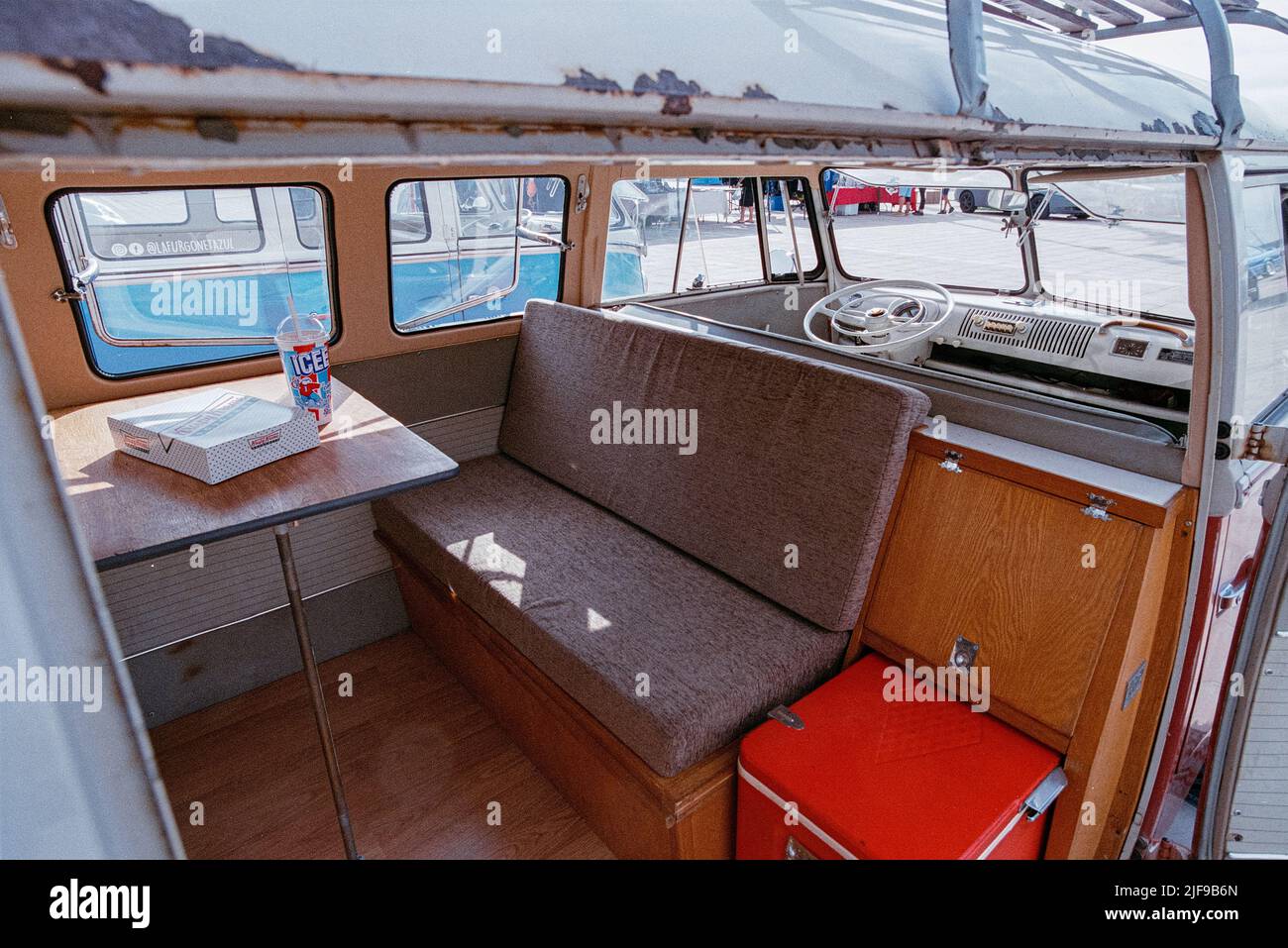 Belle fourgonnette classique dans la rue. Volkswagen T1 Banque D'Images