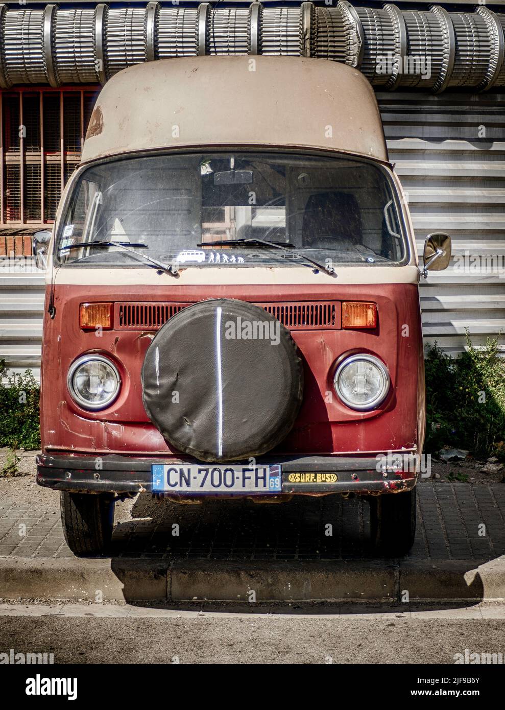 Belle fourgonnette classique dans la rue. Volkswagen T2 Banque D'Images