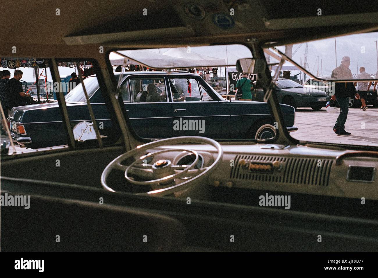 Belle fourgonnette classique dans la rue. Volkswagen T1 Banque D'Images