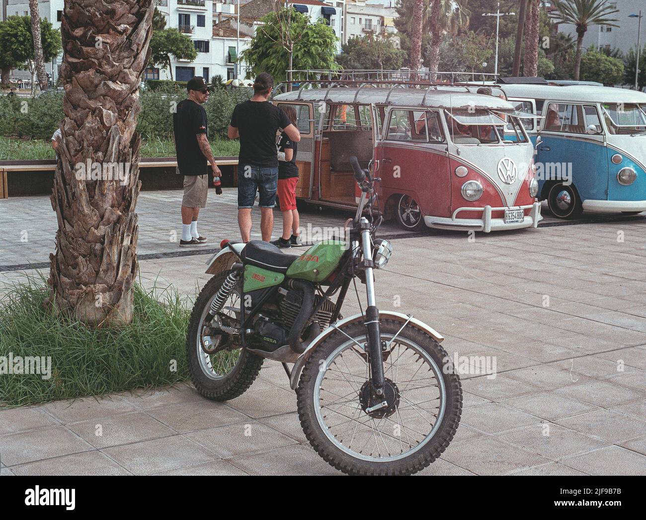 Belle fourgonnette classique dans la rue. Volkswagen T1 Banque D'Images
