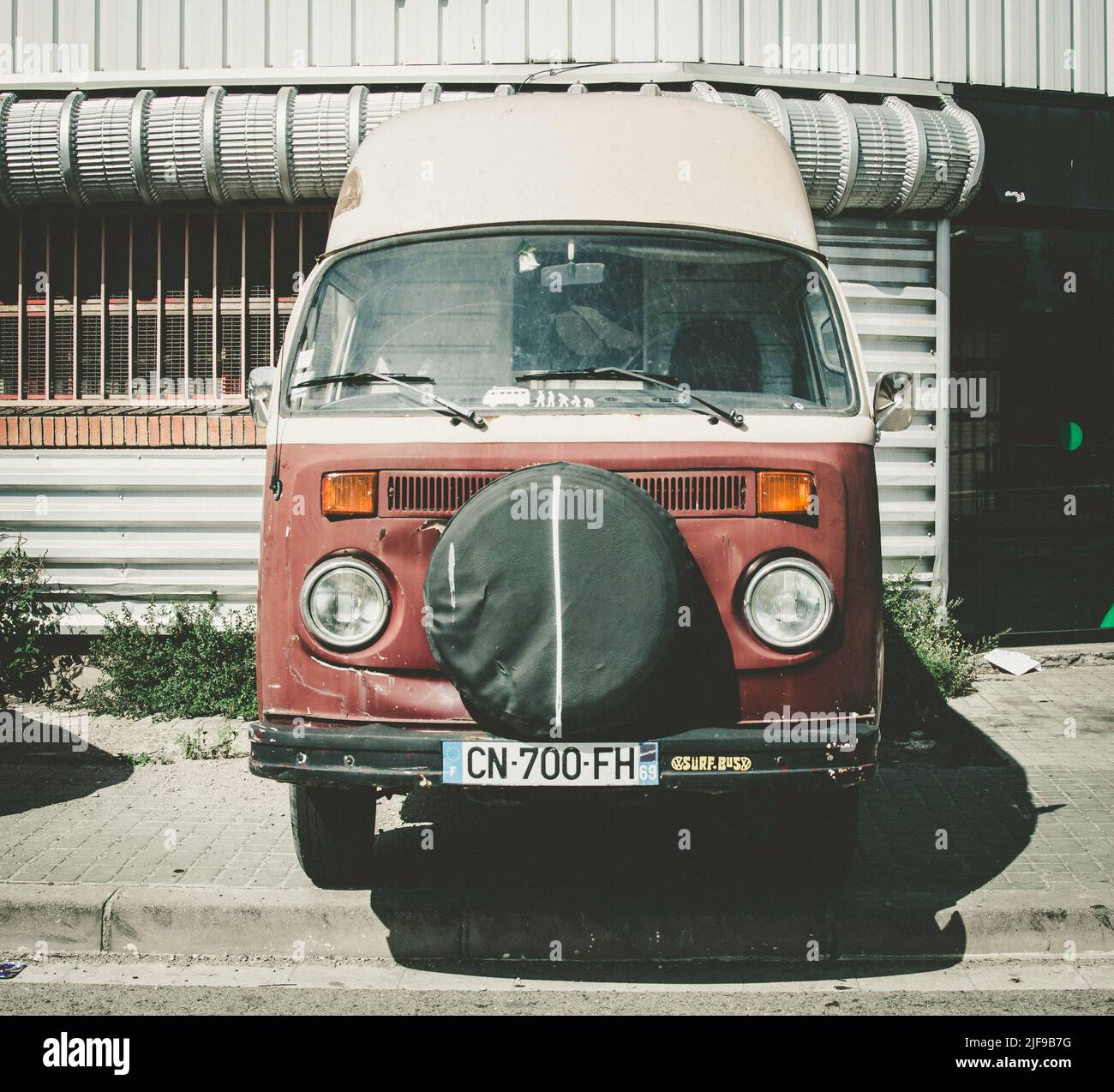 Belle fourgonnette classique dans la rue. Volkswagen T2 Banque D'Images