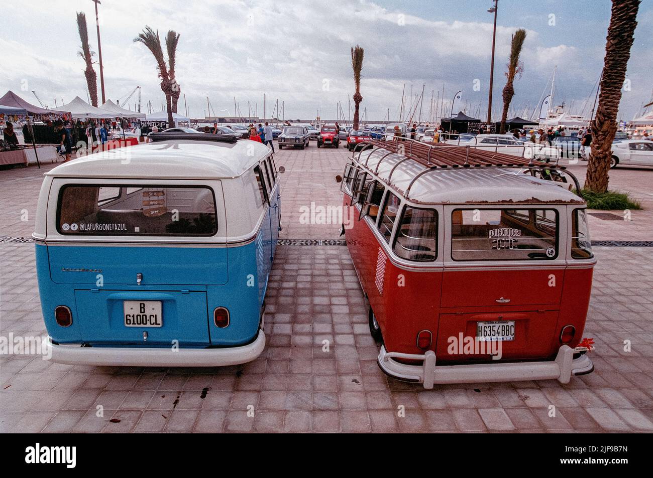 Belle fourgonnette classique dans la rue. Volkswagen T1 Banque D'Images