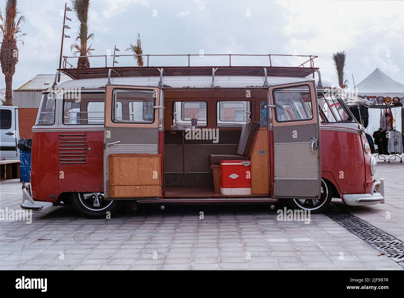 Belle fourgonnette classique dans la rue. Volkswagen T1 Banque D'Images