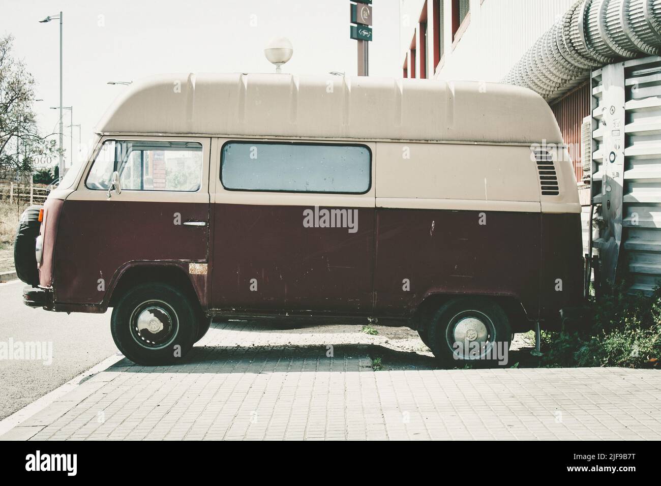 Belle fourgonnette classique dans la rue. Volkswagen T2 Banque D'Images