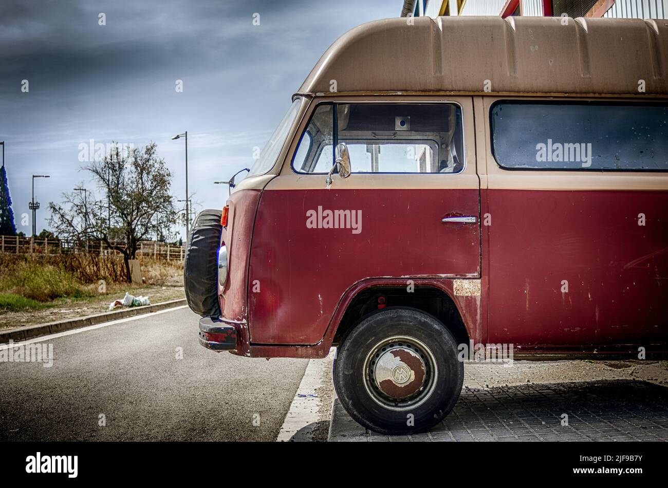 Belle fourgonnette classique dans la rue. Volkswagen T2 Banque D'Images
