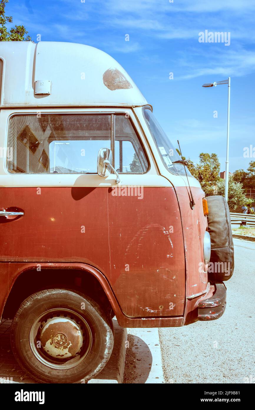 Belle fourgonnette classique dans la rue. Volkswagen T2 Banque D'Images