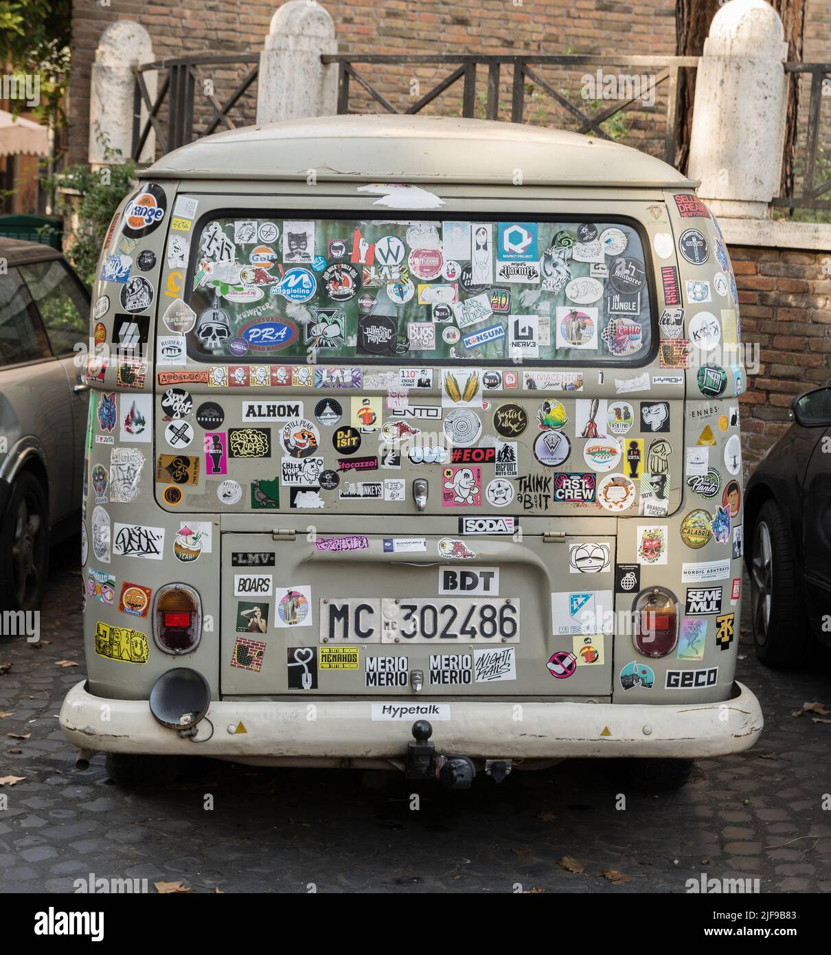 Belle fourgonnette classique dans la rue. Volkswagen T1 Banque D'Images