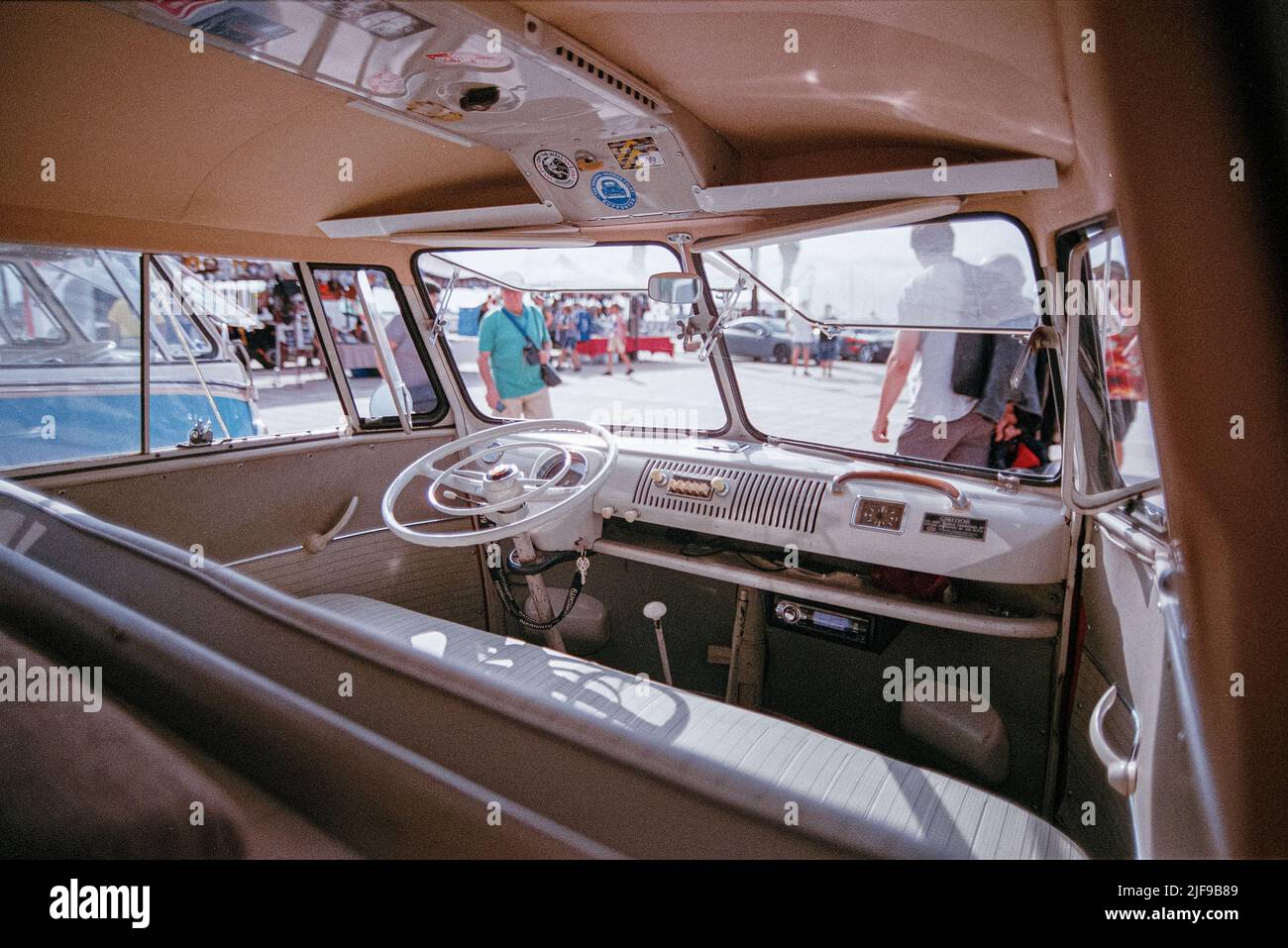 Belle fourgonnette classique dans la rue. Volkswagen T1 Banque D'Images