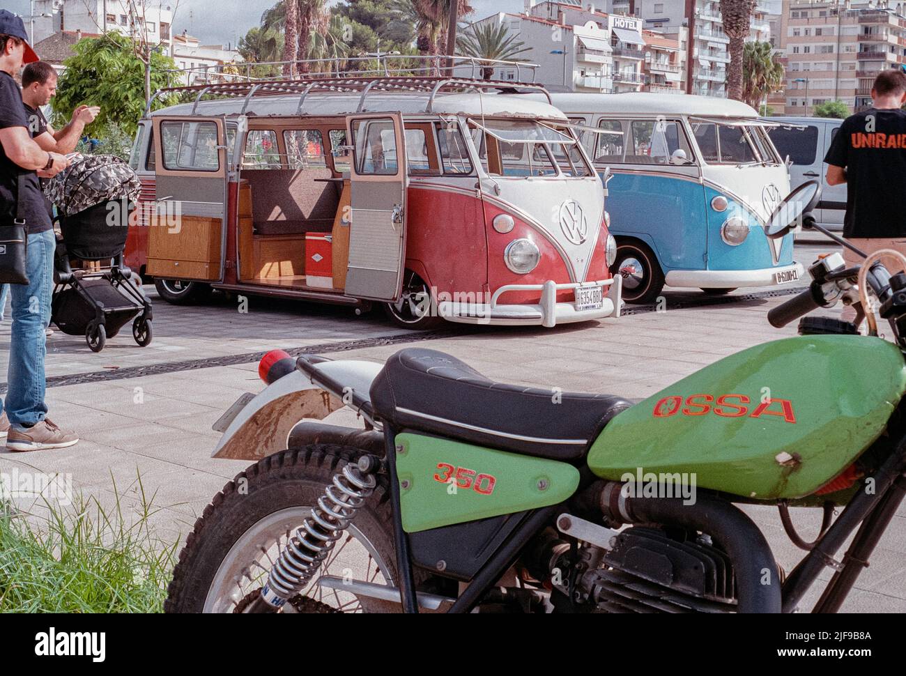 Belle fourgonnette classique dans la rue. Volkswagen T1 Banque D'Images