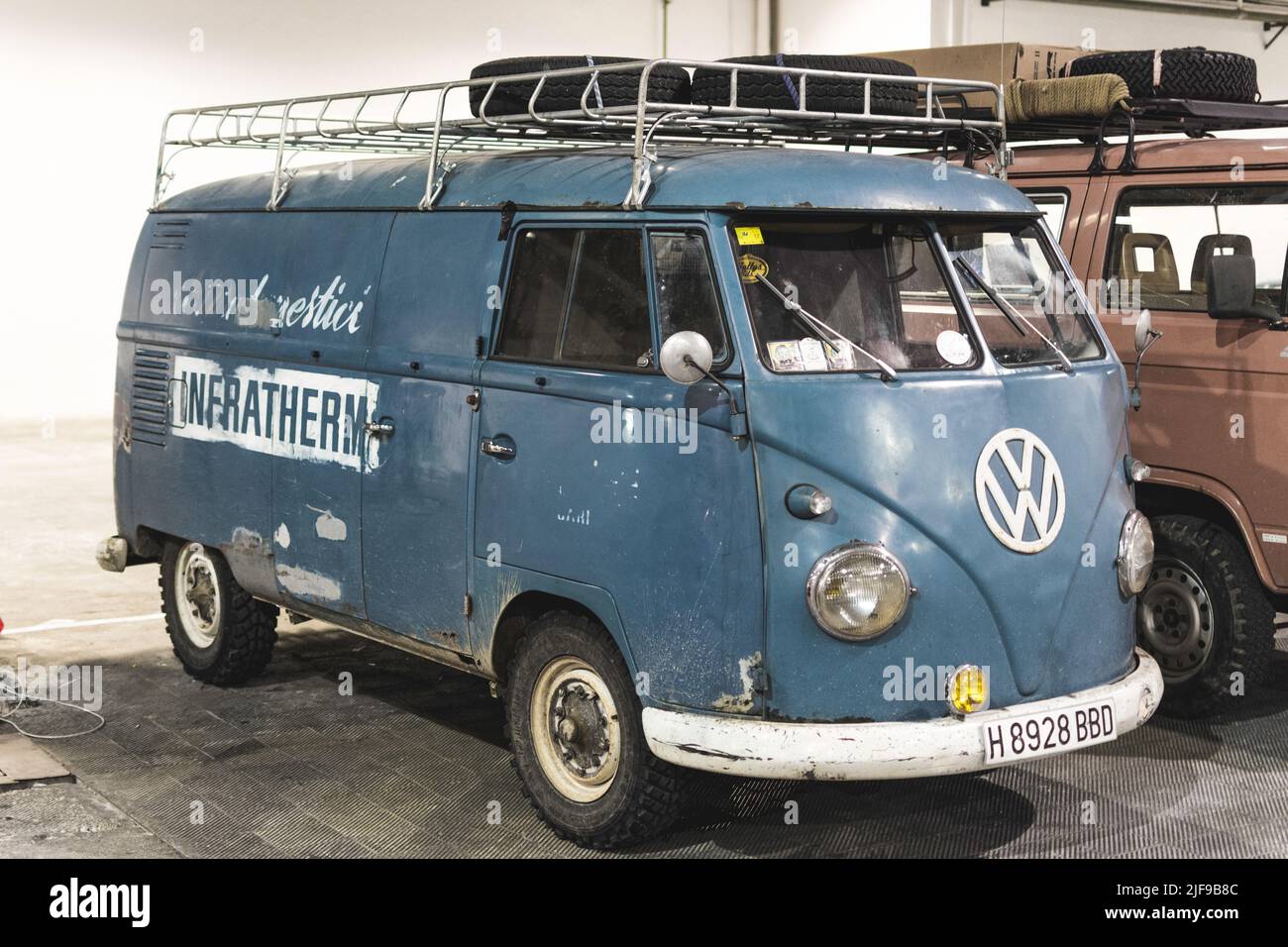 Belle fourgonnette classique dans la rue. Volkswagen T1 Banque D'Images