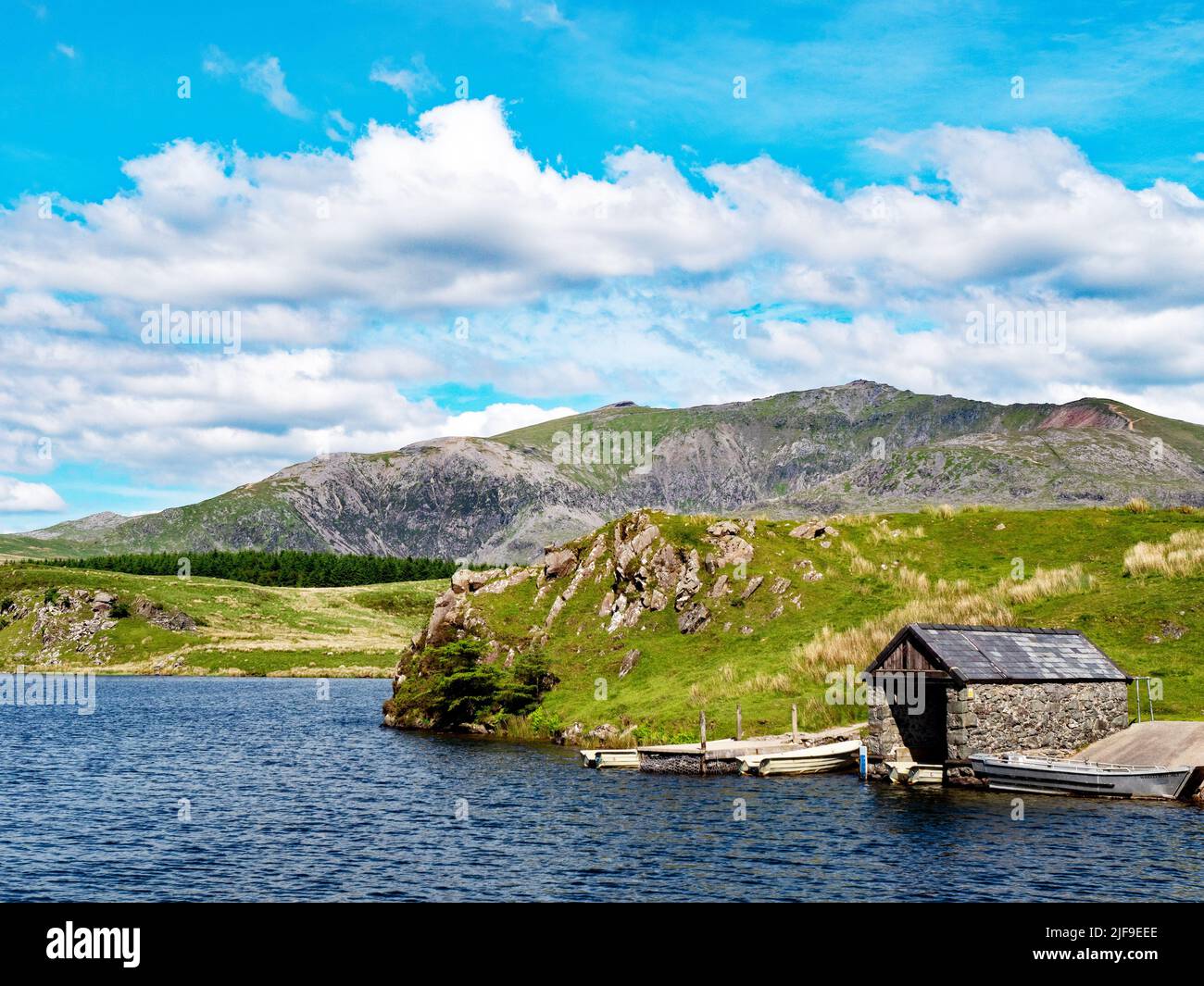 boathouse sur Liyn Dywarchan à Snowdonia avec le mont Snowdon en arrière-plan. parc national de snowdonia Banque D'Images