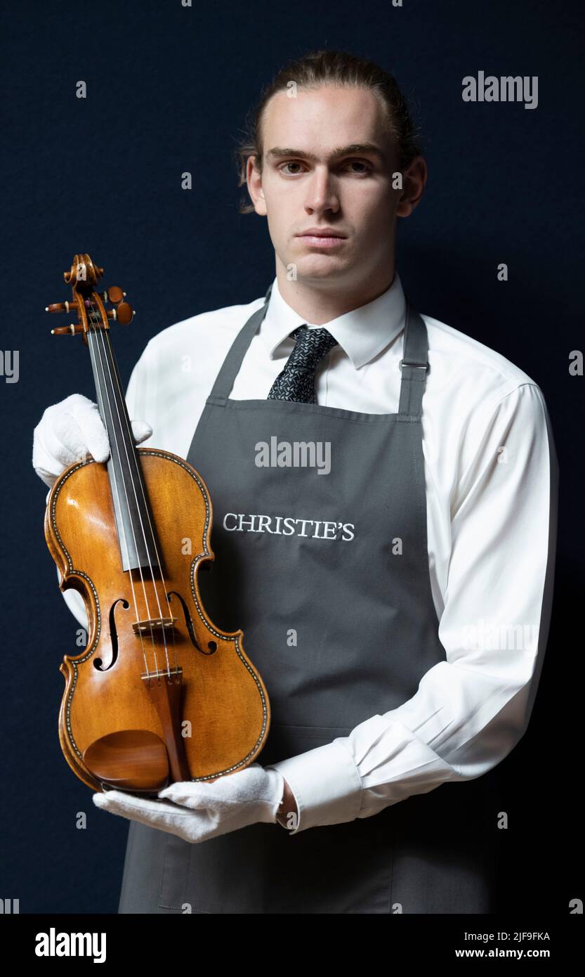 Christie’s, Londres, Royaume-Uni. 1 juillet 2022. La semaine classique de Christie’s London se déroule du 24 juin au 19 juillet dans six ventes aux enchères en direct et quatre ventes en ligne. Les faits saillants comprennent : la vente exceptionnelle, le 7 juillet. Le plus beau violon incrusté d’Antonio Stradivari, le ‘Hellier’ Stradivarius, présente de nouvelles proportions qui sont devenues le ‘plan’ des futurs modèles de violon, enrichissant le ton et ayant un effet profond sur les siècles futurs de musique et les générations futures de fabricants de violon, estimation : 6 000 000-9 000 000. Extrêmement rare et important, ce chef-d'œuvre est le lot supérieur de la vente. Crédit: Malcolm Park/Alay Banque D'Images