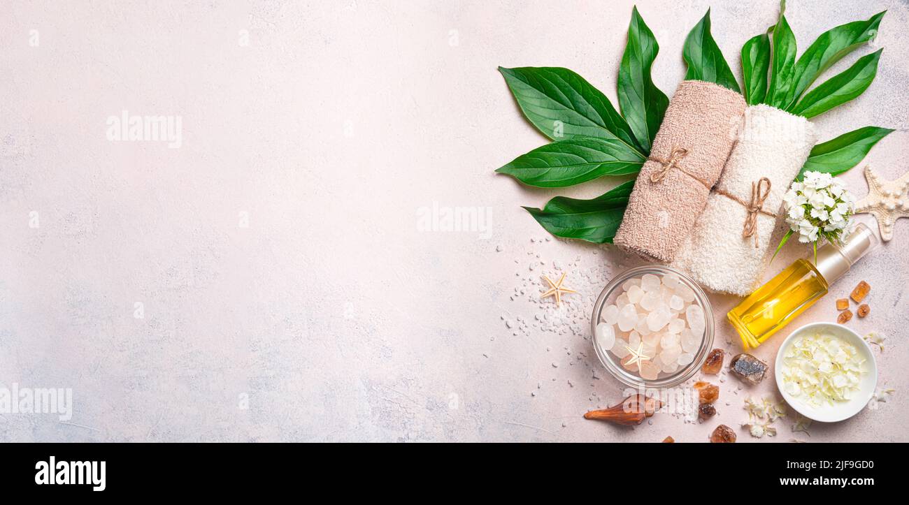 Cosmétiques et accessoires biologiques pour le spa sur fond clair. Banque D'Images
