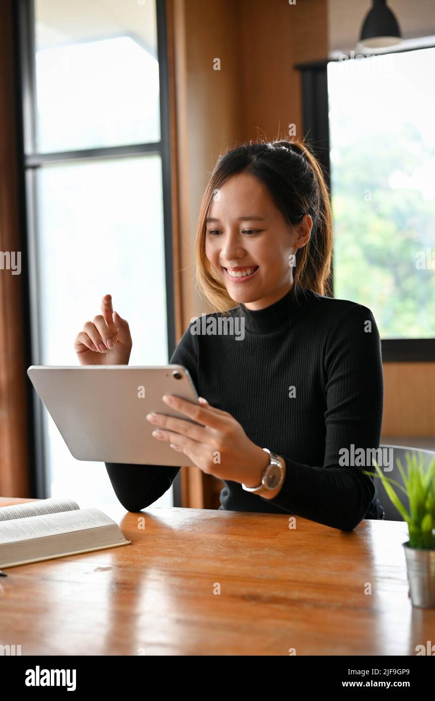 Portrait d'une belle jeune femme asiatique ou d'une femme designer freelance utilisant un pavé tactile numérique portable sur son bureau. Banque D'Images