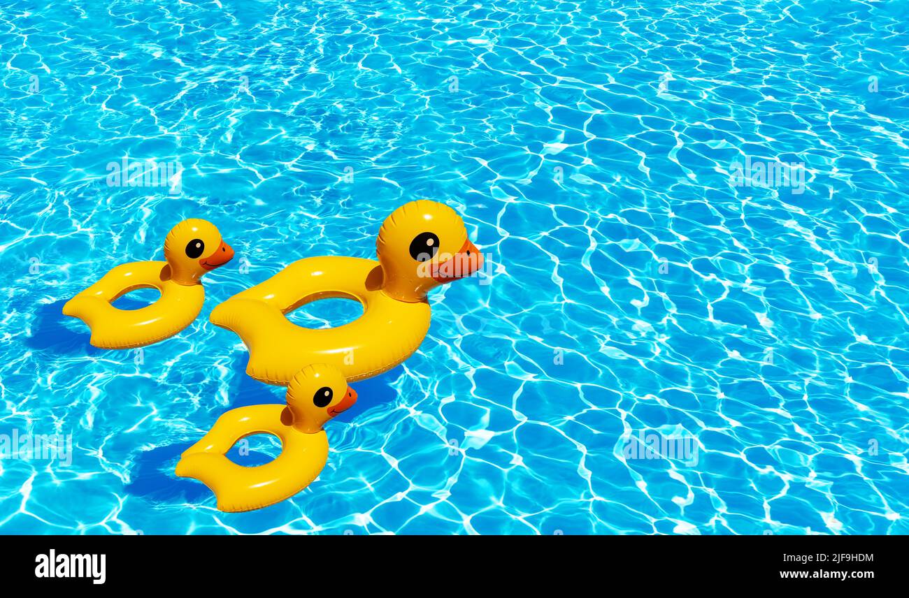 Maman canard gonflable avec deux canetons de bébé nagent dans la piscine Banque D'Images