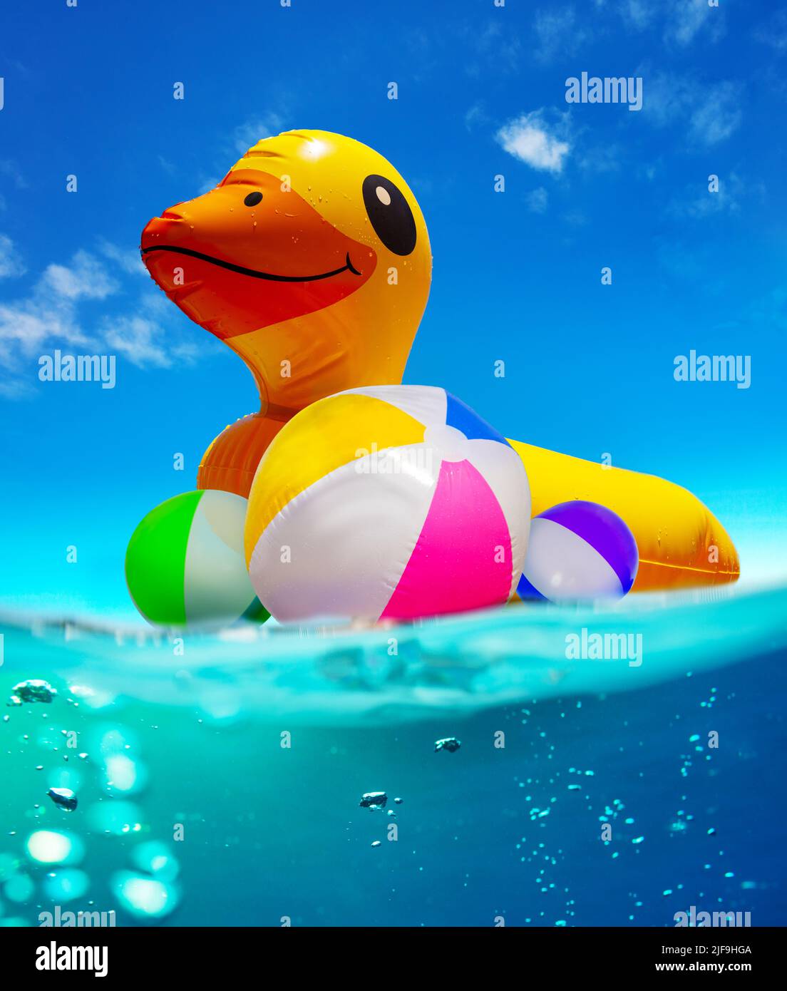 Canard gonflable nagez dans l'eau avec des boules de couleur split shoot Banque D'Images