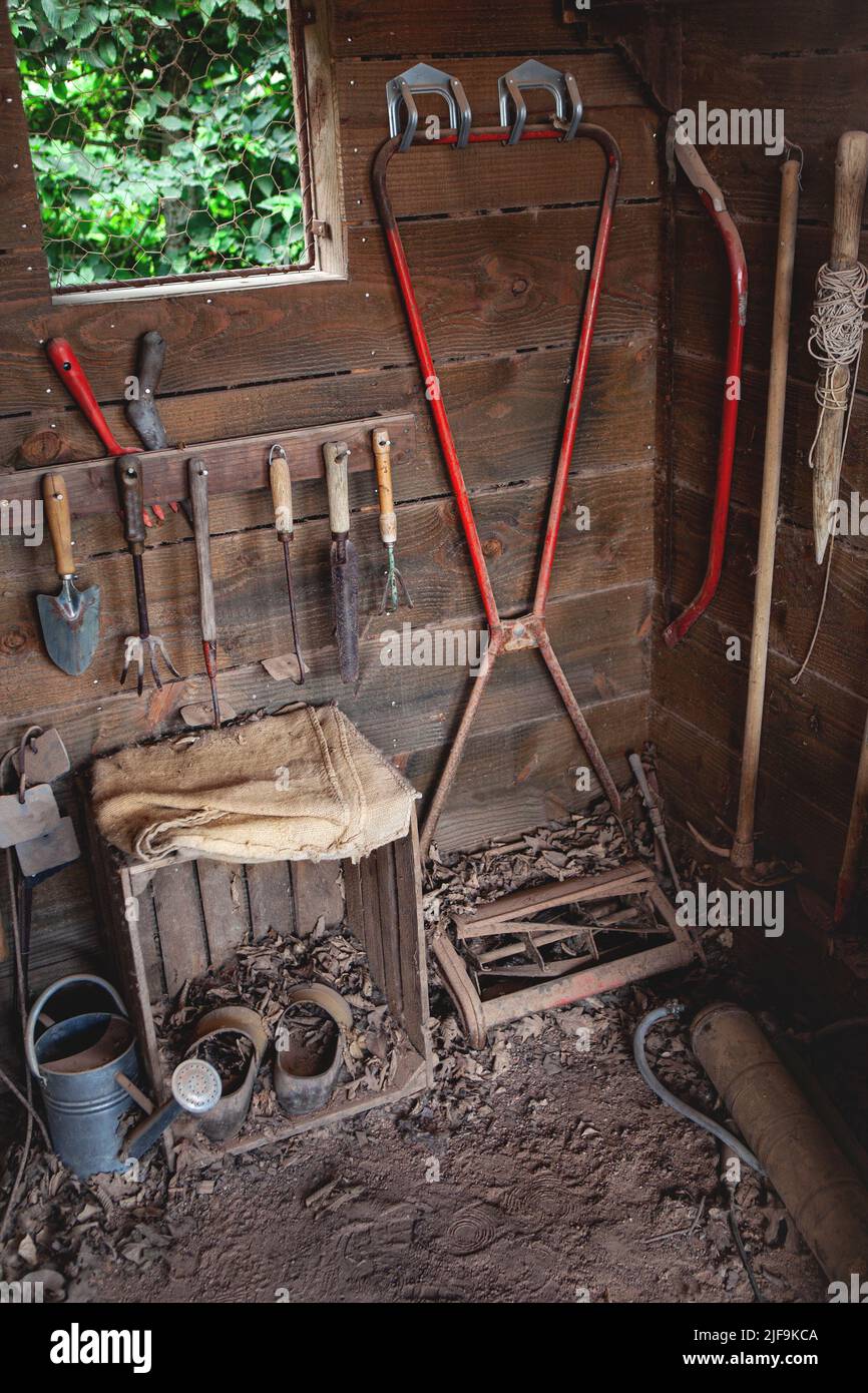 À l'intérieur de l'ancienne cabane de jardinier Banque D'Images