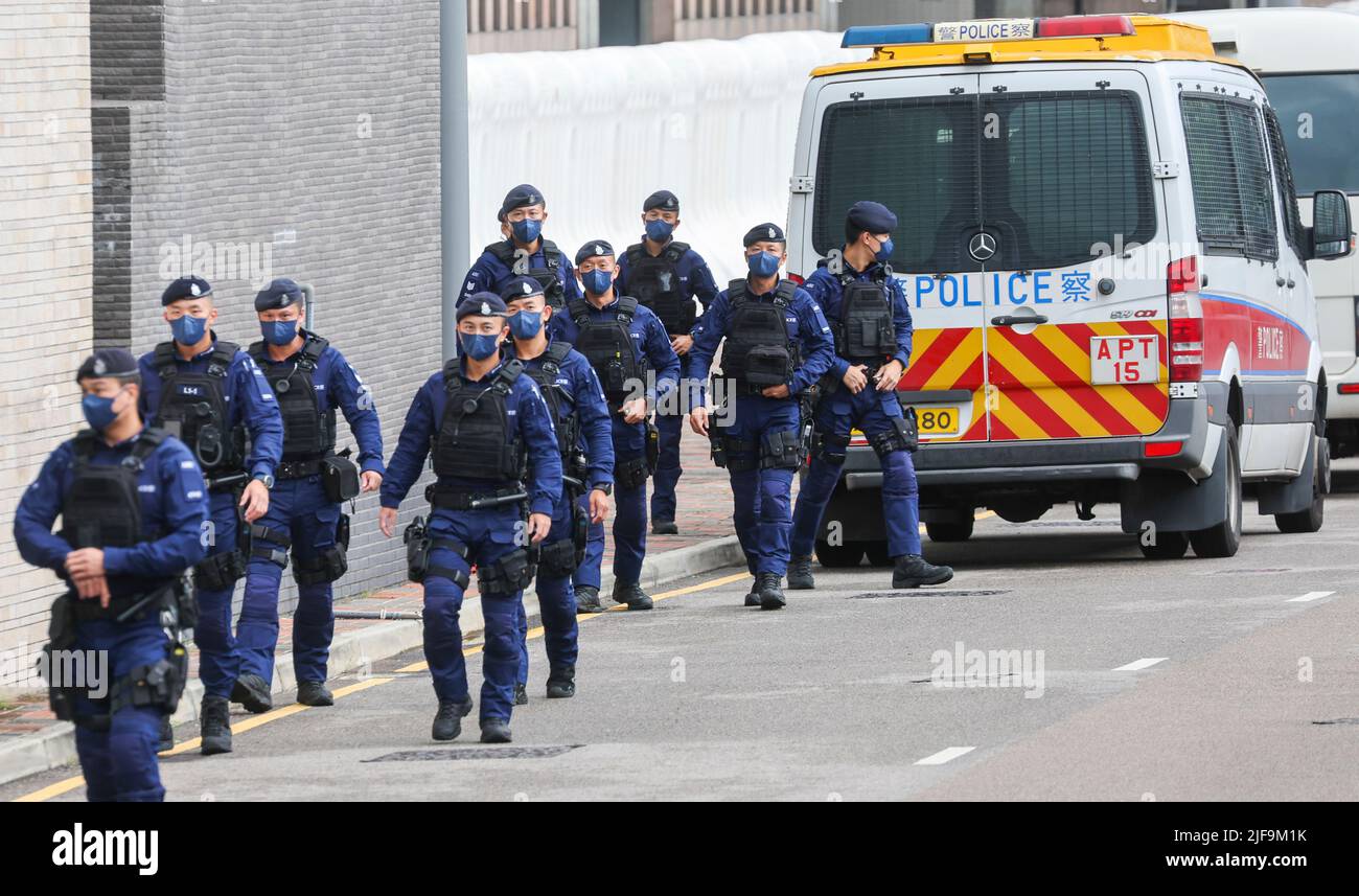 Hong Kong, Chine. 01st juillet 2022. Les membres de l'ASU de la police gardent le garde près de la gare ferroviaire à grande vitesse de West Kowloon, devant le départ du président chinois Xi Jinping. 01JUL22 SCMP/Yik Yeung-man crédit: South China Morning Post/Alamy Live News Banque D'Images