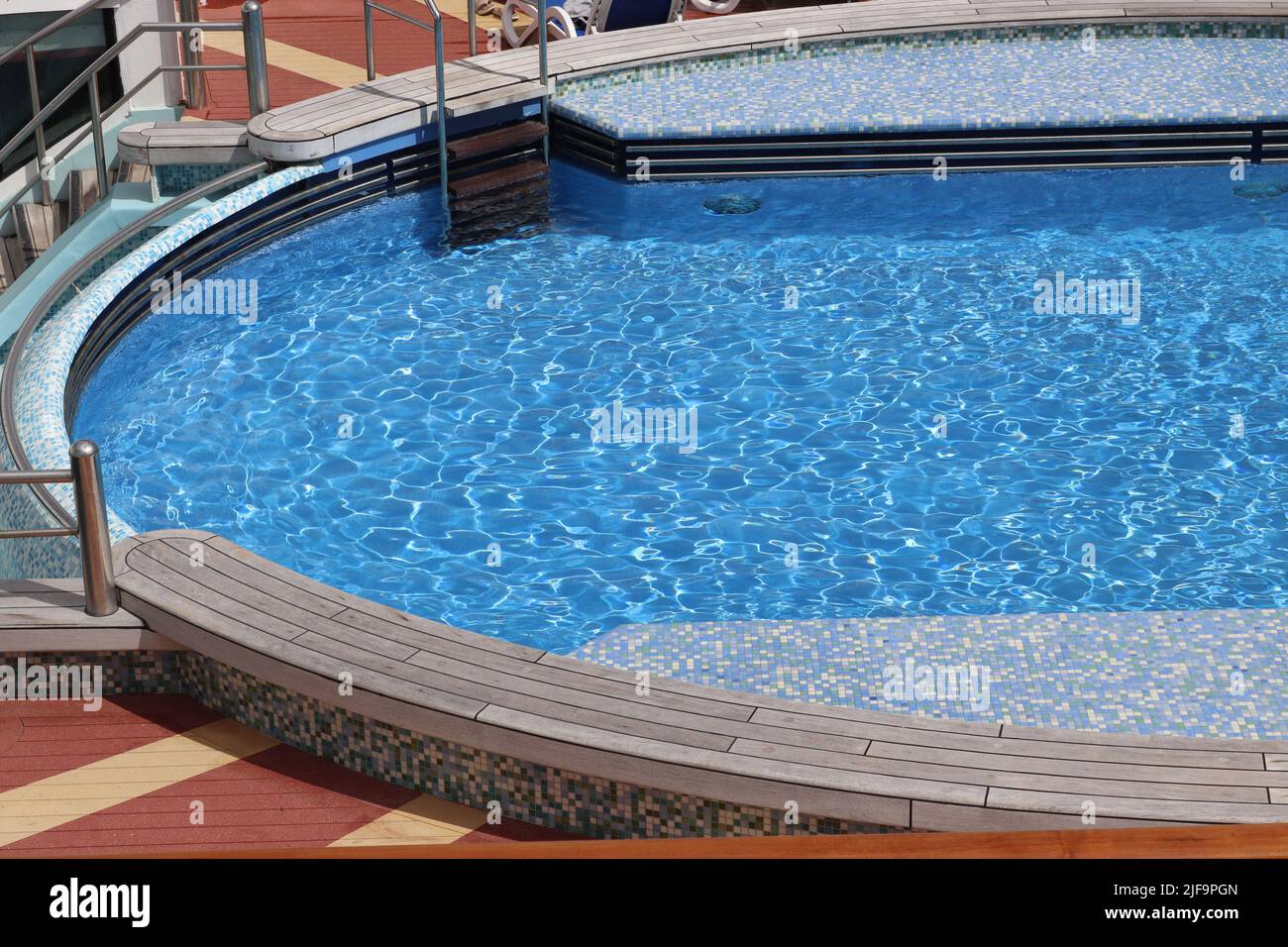 Détail de la piscine en plein air Riviera Pool située sur le pont du Lido du bateau de croisière P&O Aurora. Banque D'Images