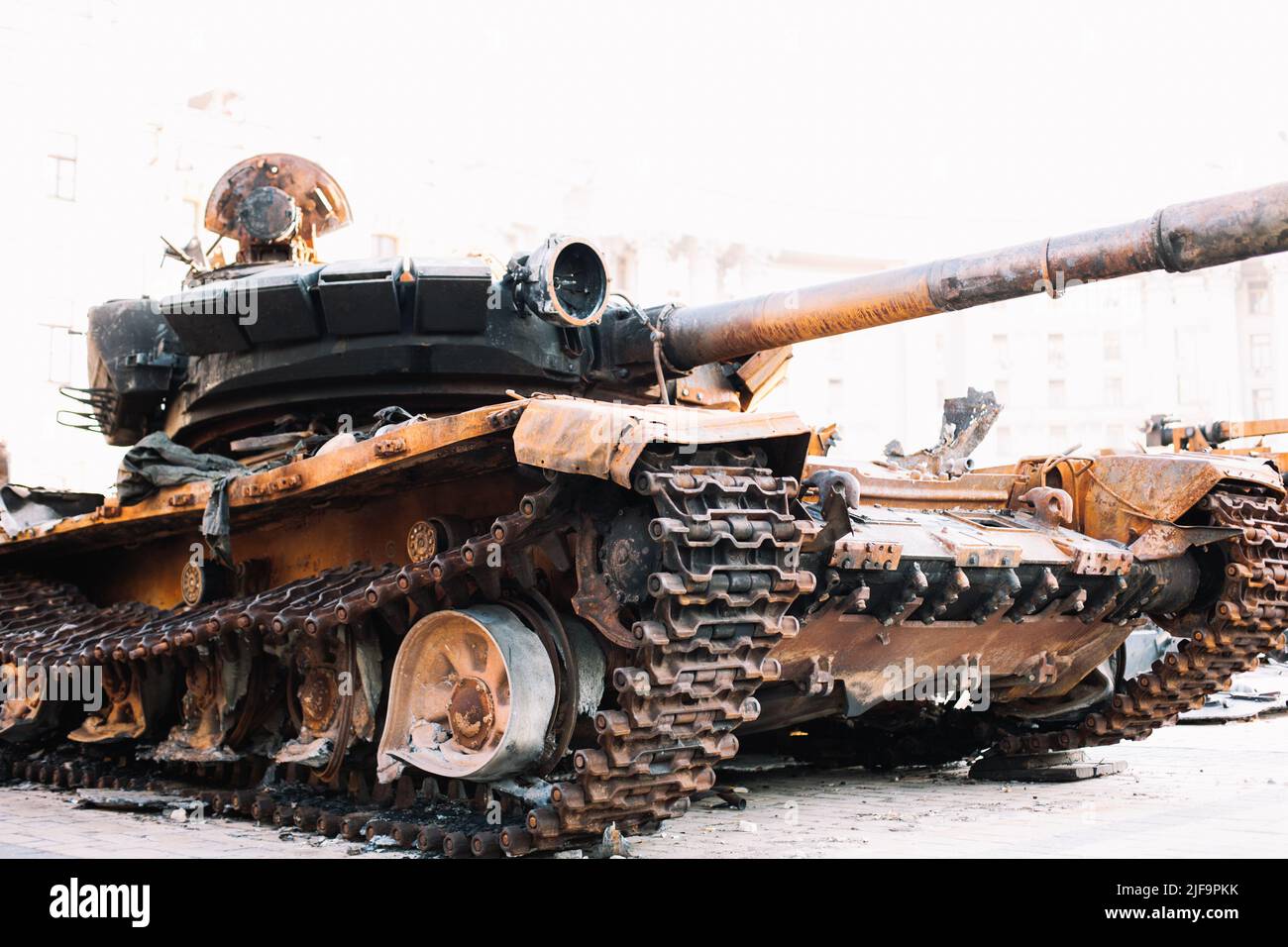 Détruit et brûlé le char russe avec des restes de soldats russes dessus Banque D'Images