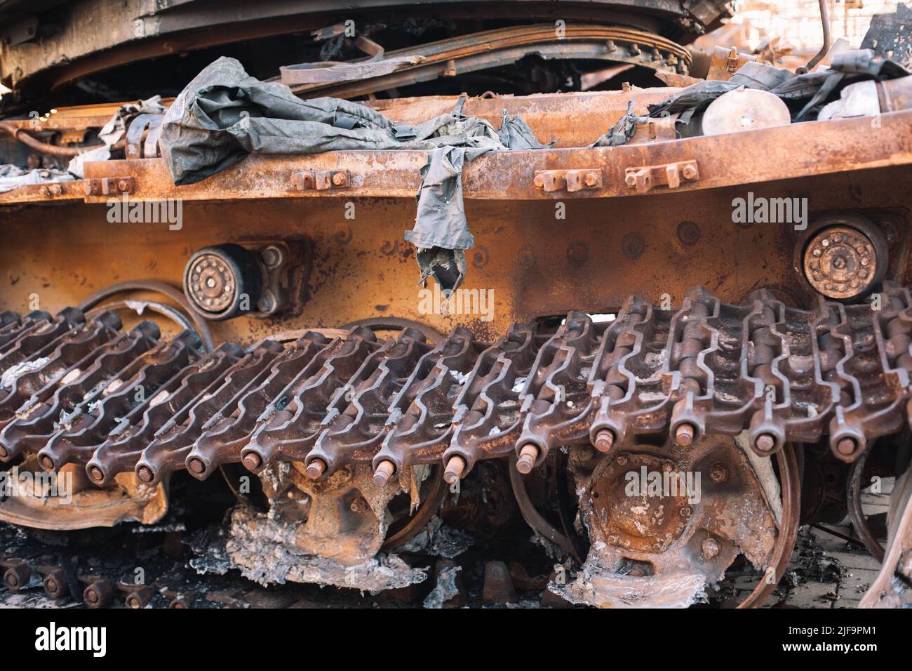 Détruit et brûlé un véhicule militaire blindé russe avec des restes de soldats russes Banque D'Images