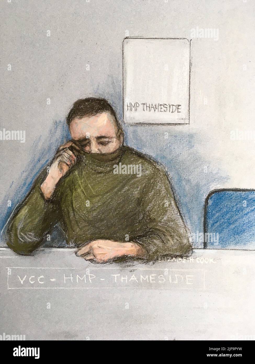 L'artiste de la Cour a dessiné un croquis par Elizabeth Cook de Jordan McSweeney, apparaissant par liaison vidéo de HMP Thameside lors d'une audience à Old Bailey, Londres, où il est accusé de meurtre du diplômé en droit Zara Aleena. Mme Aleena a été attaquée alors qu'elle rendit à pied d'une nuit sur Cranbrook Road à Ilford, vers la station de Gants Hill, dans les premières heures de dimanche matin. Date de la photo: Vendredi 1 juillet 2022. Banque D'Images
