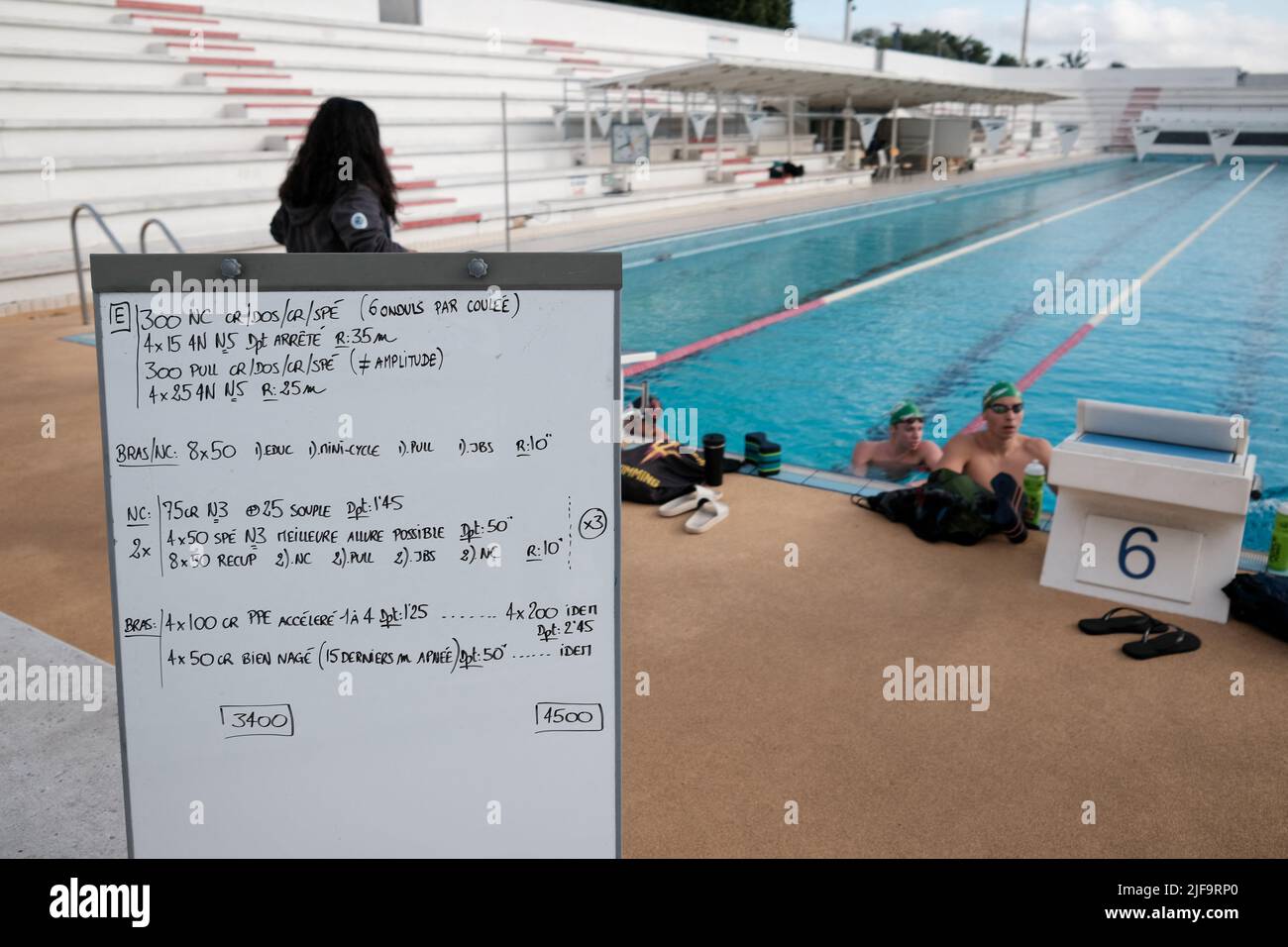 Léon Marchand, triple médaillé aux championnats du monde de natation 2022 à Budapest (deux médailles d'or - 400m et 200m médaillés - et une médaille d'argent - 200m coups de papillon -) s'entraîne à la piscine de Nakache à Toulouse, en France, sur 1 juillet 2022. Vingt ans, l'athlète qui a évolué et progressé depuis son enfance dans son club historique des dauphins TOEC, profite de quelques semaines de repos, avant de retourner à la structure de l'État d'Arizona (USA), où il s'entraîne et étudie. Photo de Patrick Batard/ABACAPRESS.COM Banque D'Images