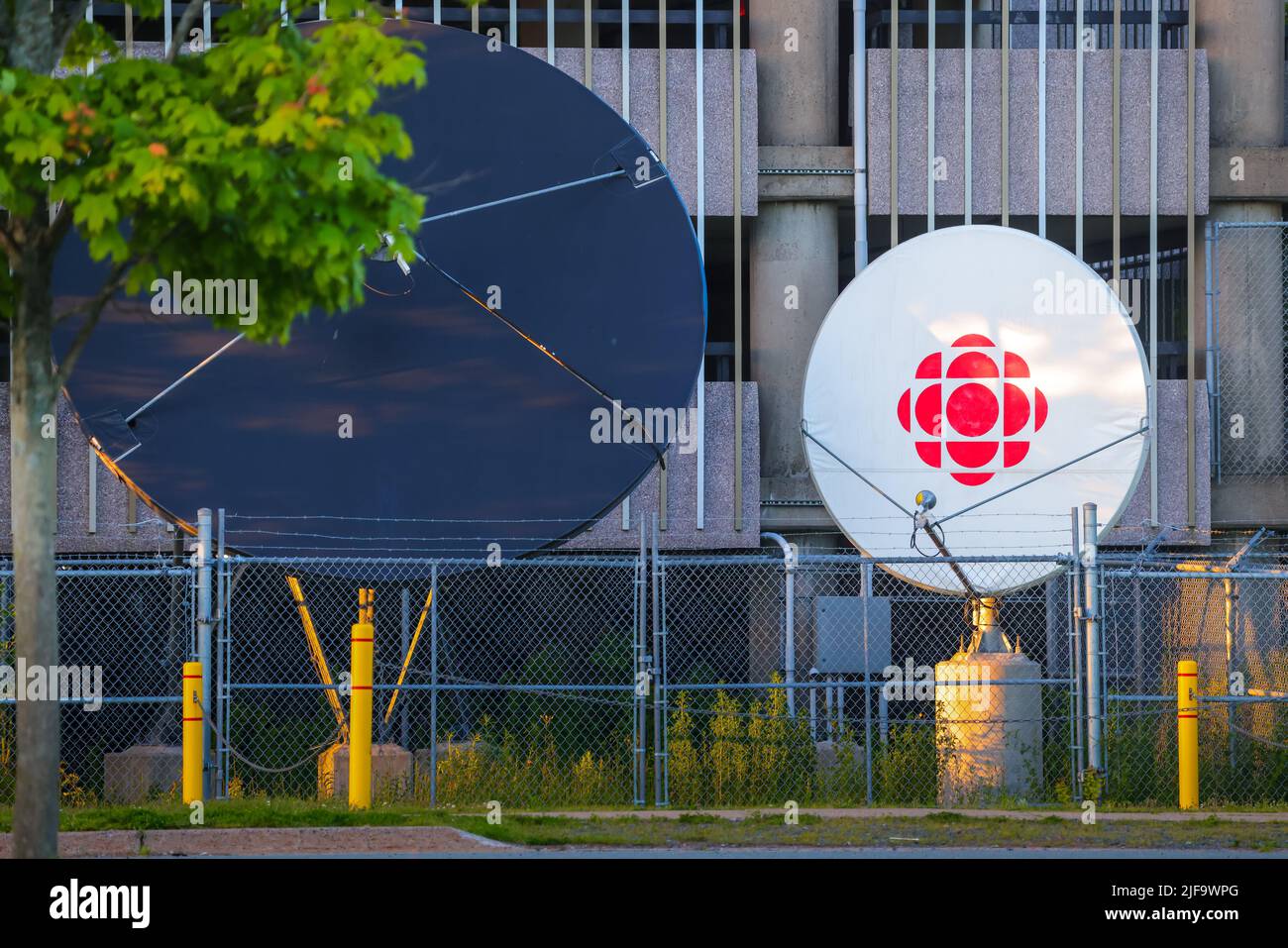 Radio-Canada Halifax Television satellite plats dans l'édifice de la SRC. Diffusion par antenne de communication radio. Halifax (Nouvelle-Écosse), Canada - JUIN 2022 Banque D'Images