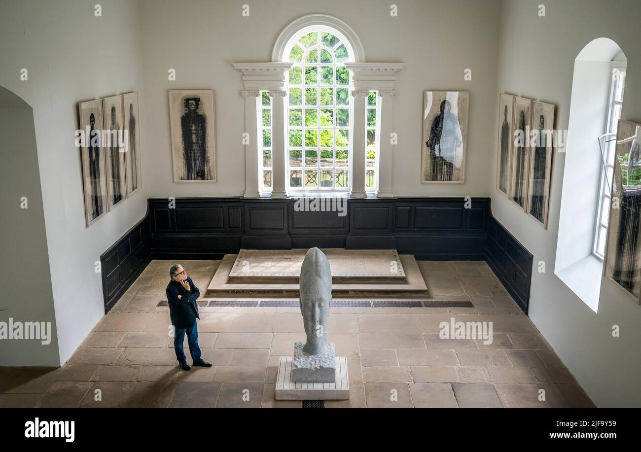 L'artiste Jaume Plensa voit son travail Chloe's World III, 2013, qui fait partie de son exposition récemment ouverte, dans de petits endroits, près de chez lui, au Yorkshire Sculpture Park, Wakefield. Date de la photo: Vendredi 1 juillet 2022. Banque D'Images