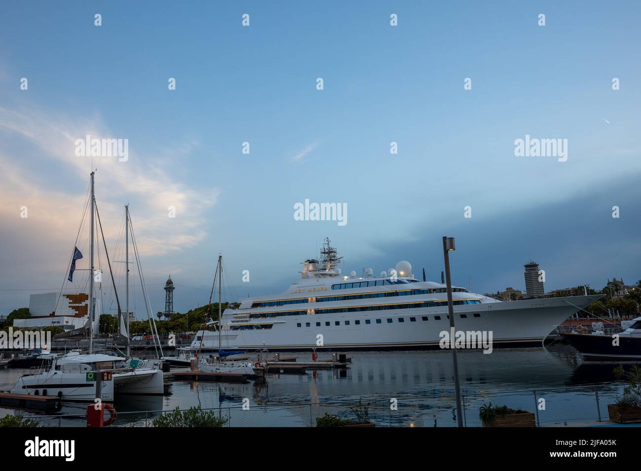 Le port de Barcelone avec ses grands yachts privés Banque D'Images