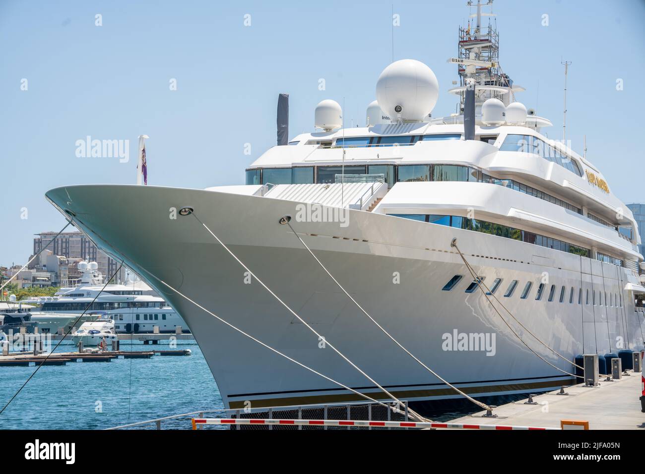 Le port de Barcelone avec ses grands yachts privés Banque D'Images