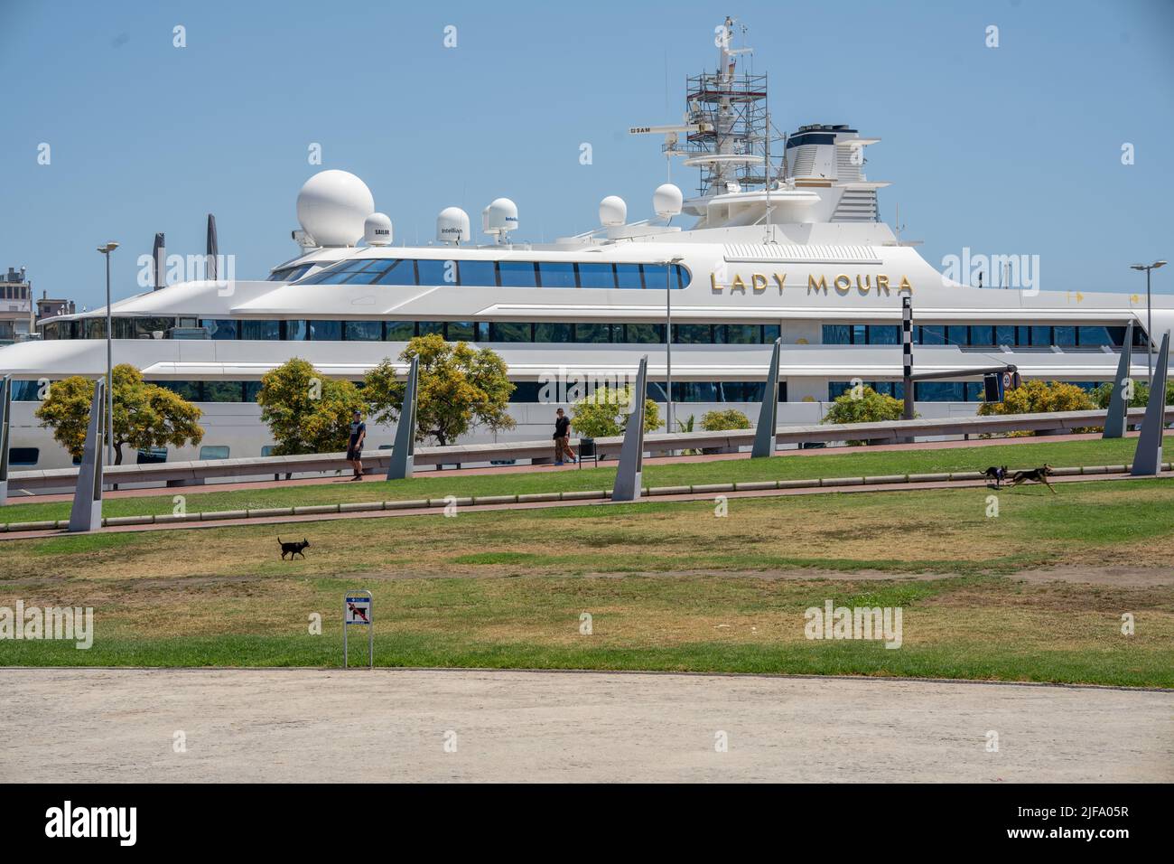Le port de Barcelone avec ses grands yachts privés Banque D'Images