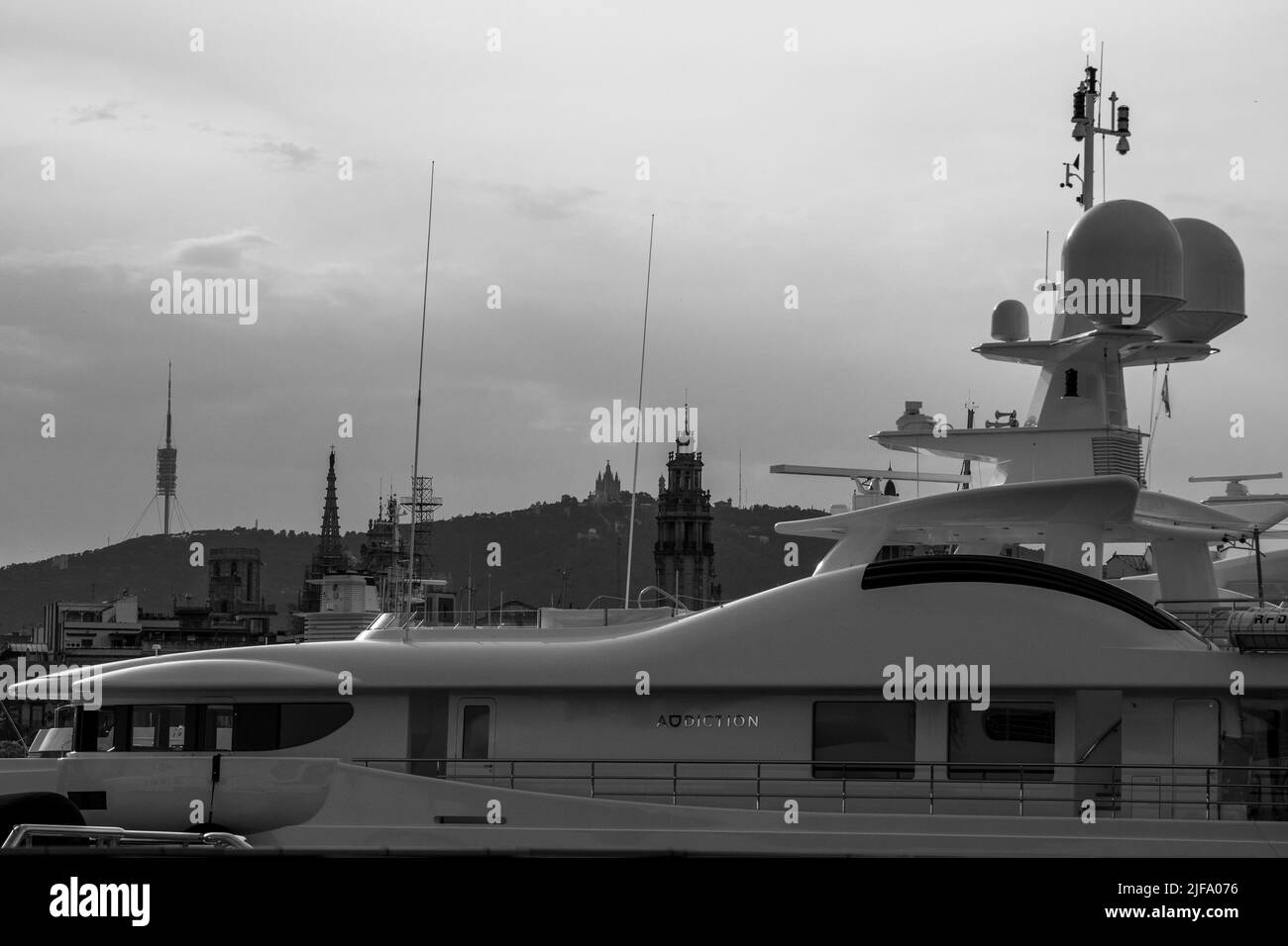 Radar sphère blanche.le port de Barcelone avec ses grands yachts privés. Banque D'Images