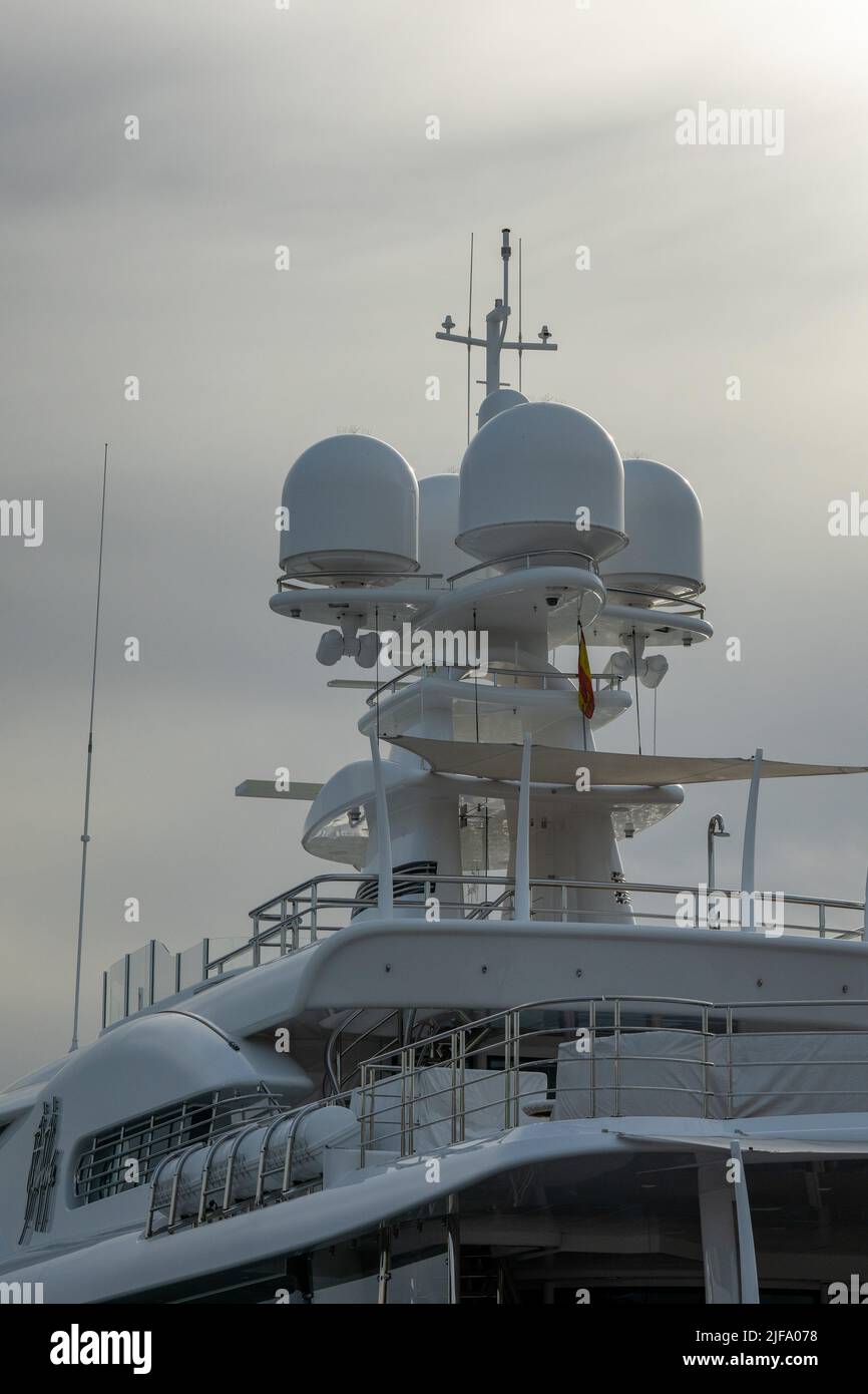 Radar sphère blanche.le port de Barcelone avec ses grands yachts privés. Banque D'Images