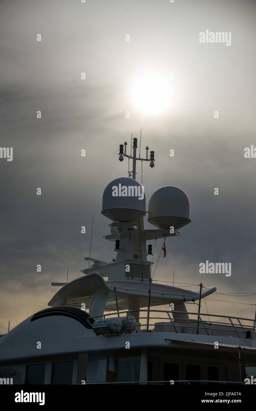 Radar sphère blanche.le port de Barcelone avec ses grands yachts privés. Banque D'Images