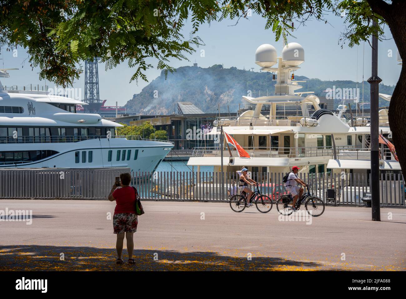 Radar sphère blanche.le port de Barcelone avec ses grands yachts privés. Banque D'Images