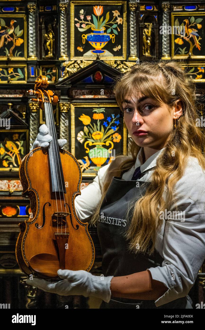 Londres, Royaume-Uni. 1st juillet 2022. Le plus beau violon incrusté d'Antonio Stradivari - le violon "Hellier" Stradivarius - présente de nouvelles proportions qui sont devenues le "plan" des futurs modèles de violon, (estimation : £6 000 000-9 000 000) - temps forts de la semaine Classique - célébration de l'art de l'antiquité au 21st siècle, la semaine Classique à Christie's London a lieu du 24 juin au 19 juillet sur six ventes aux enchères en direct et quatre ventes en ligne. Crédit : Guy Bell/Alay Live News Banque D'Images