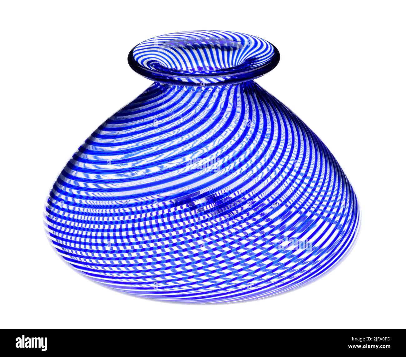 Vase en verre. Un petit vase ou un petit vase en verre à rayures bleues. Banque D'Images