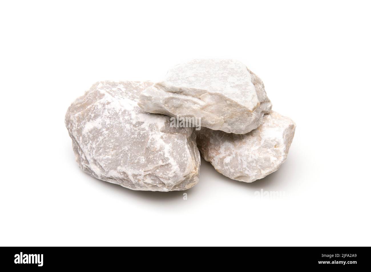 Pile blanche de pierres de roche de granit isolées sur fond blanc Banque D'Images