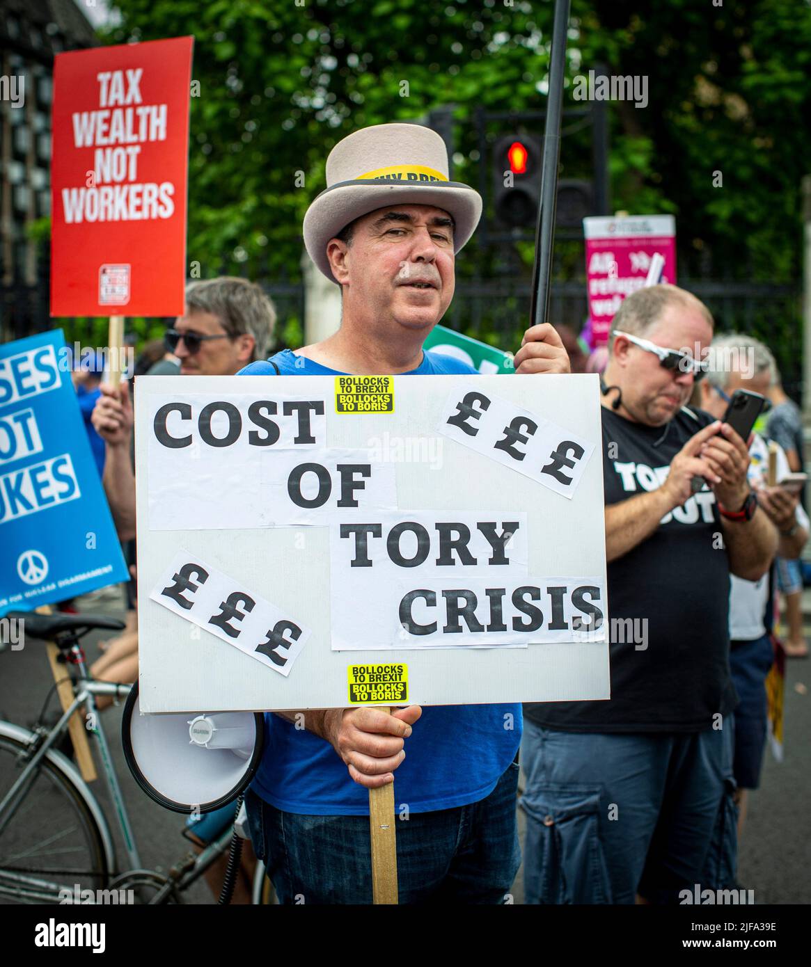 GRANDE-BRETAGNE / Angleterre / le militant anti-Brexit Steve Bray tient un placards devant les chambres du Parlement le 18 juin 2022 à Londres . Banque D'Images