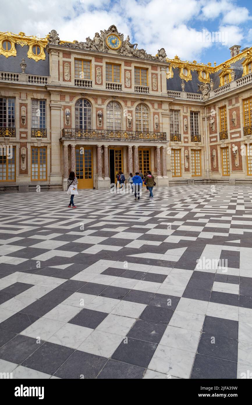 VERSAILLES, FRANCE - 8 SEPTEMBRE 2019 : c'est la cour en marbre en face de l'entrée principale du château de Versailles. Banque D'Images