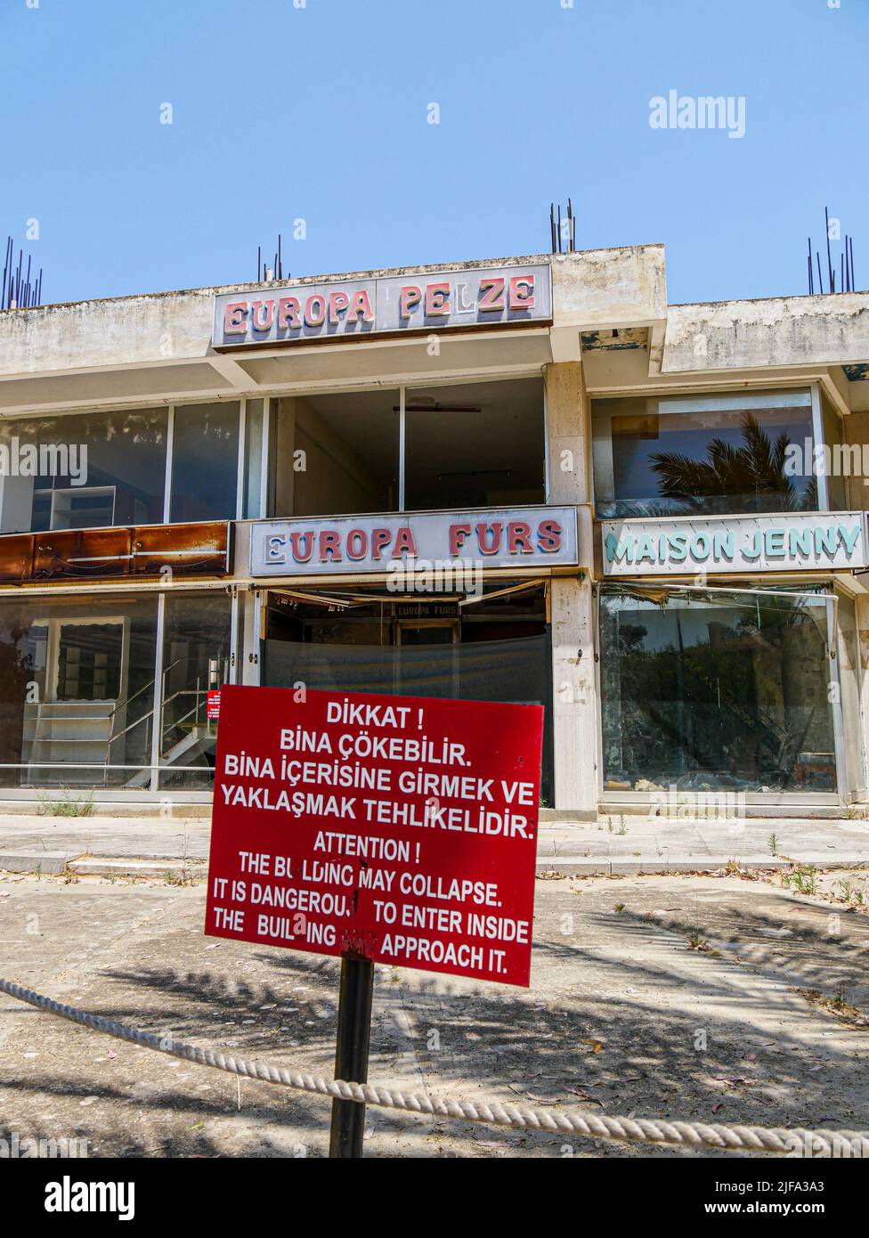 Ville fantôme abandonnée de Varosha (Famagusta) dans le nord de Chypre - Avertissement Banque D'Images