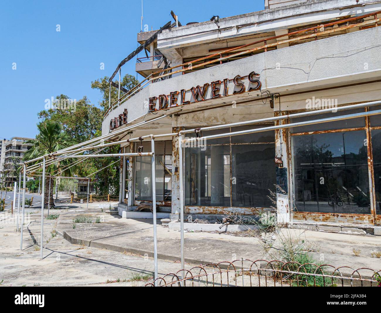 Ville fantôme abandonnée de Varosha (Famagusta) dans le nord de Chypre - Cafe Edelweiss Banque D'Images