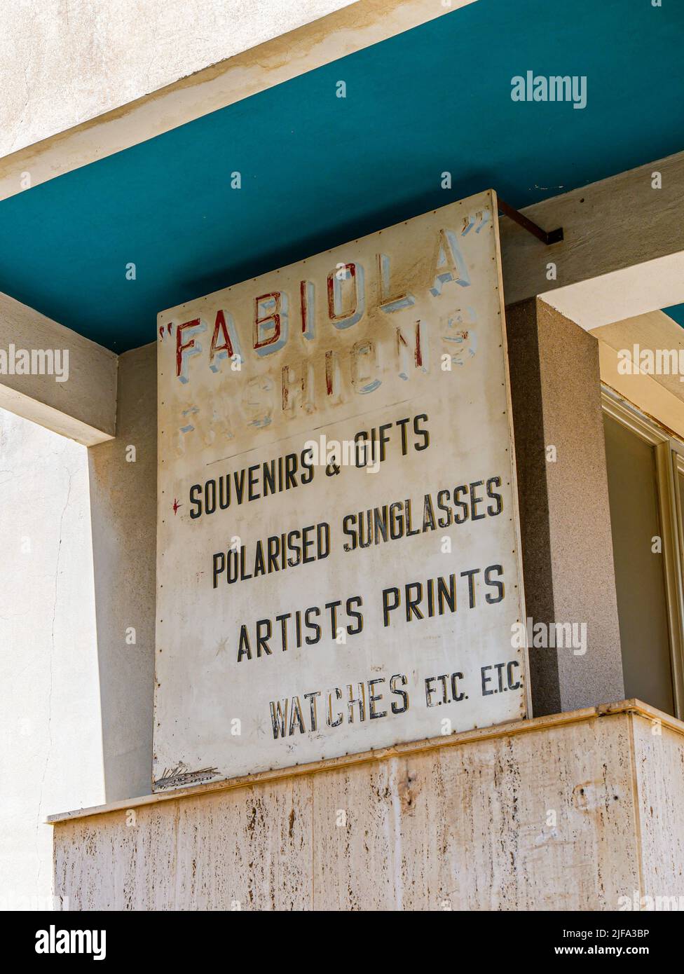 Fantôme abandonné ville de Varosha (Famagusta) dans le nord de Chypre - signe de magasin délavé Banque D'Images