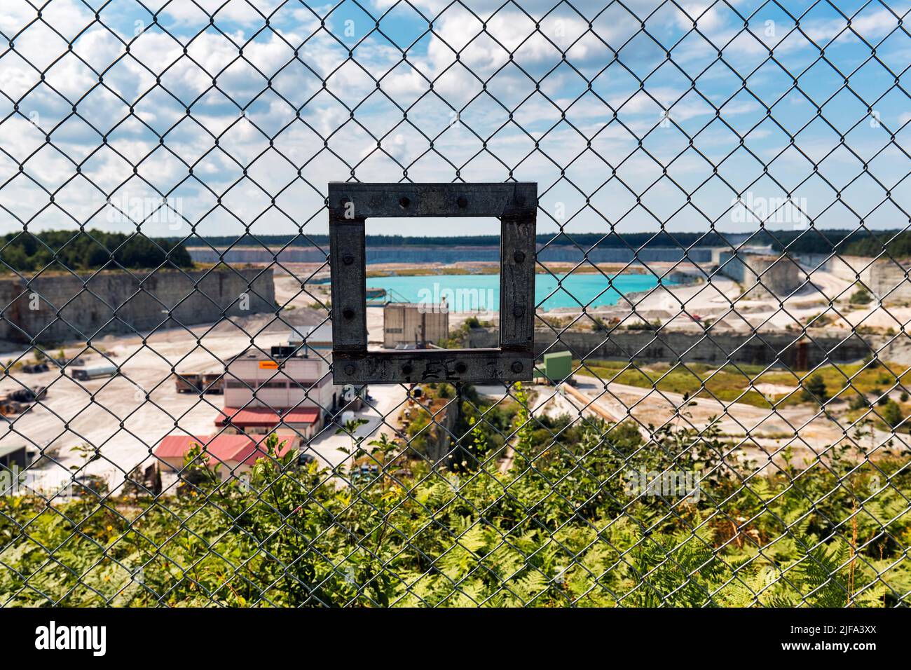 Zone d'exploitation de carrières de calcaire, vue à travers la fenêtre en treillis métallique sur la carrière, production de ciment, usine de ciment Cementa, SLite, Gotland Island Banque D'Images